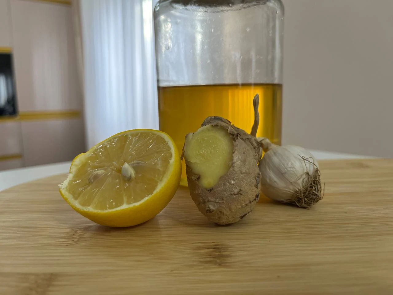 Čaj od bijelog luka s đumbirom i limunom